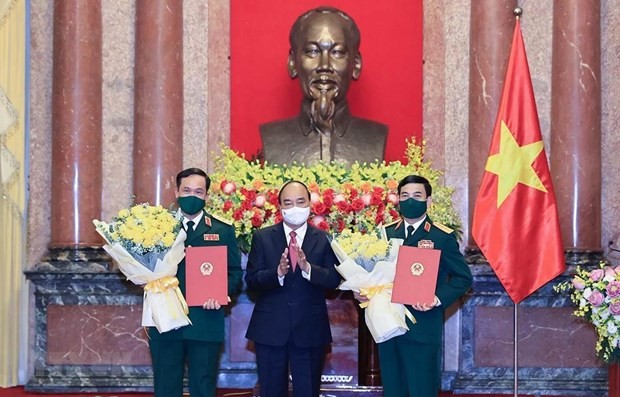 越南国家主席阮春福向国防部领导授予大将和上将军衔