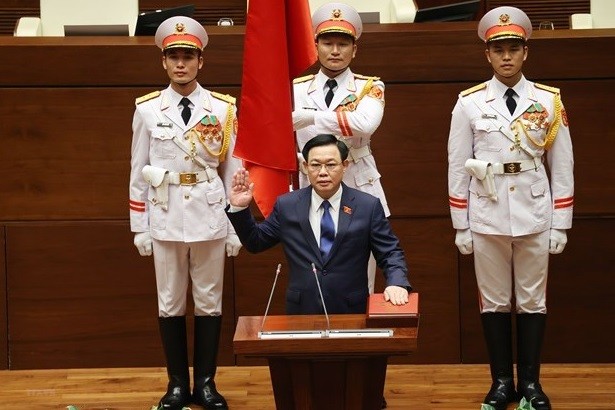中国全国人大常委会委员长栗战书向越南国会主席王廷惠致贺电