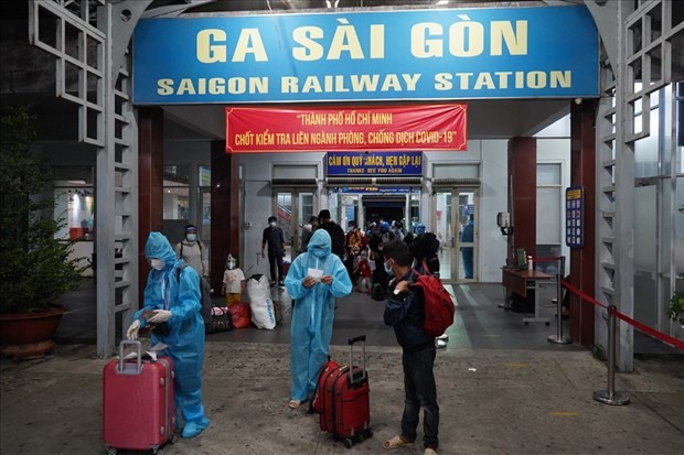 特殊列车承载胡志明市疫区的人员安全返乡