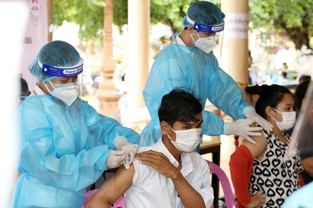 新冠肺炎疫情：柬埔寨为防疫一线工作者打第三针疫苗