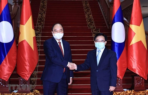 越南国家主席阮春福会见老挝总理和前党、国家领导人