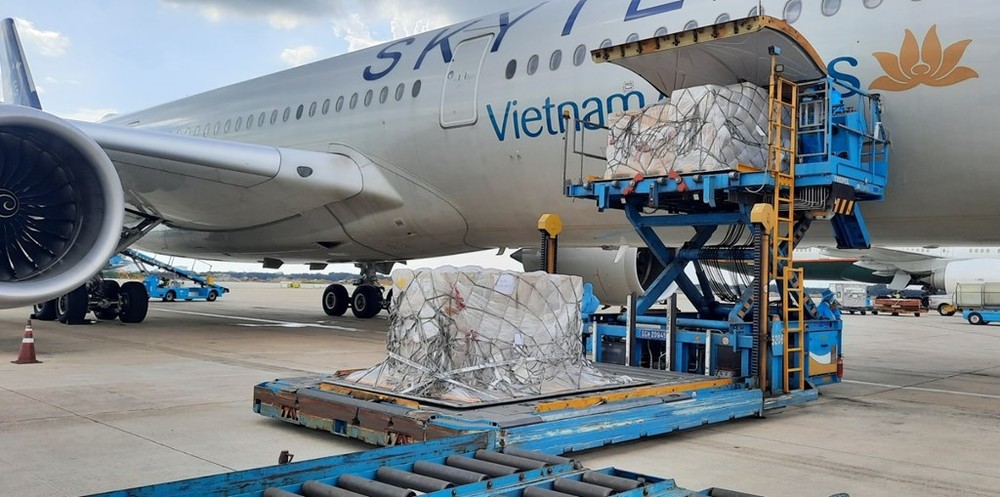 由德国赠送的20.3万套快速检测试剂盒已运抵越南