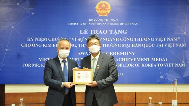 越南工贸部向韩国驻越南贸易参赞授予纪念章