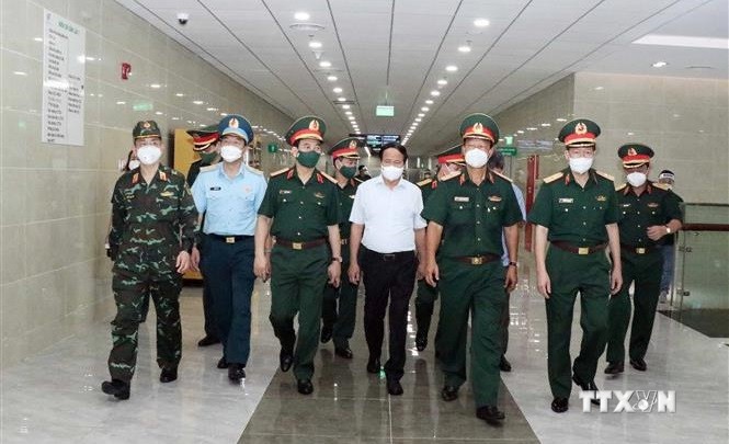 黎文成副总理和国防部长潘文江视察175号军医院的防疫工作