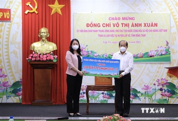 越南国家副主席武氏映春在同塔省开展新冠肺炎疫情防控慰问工作