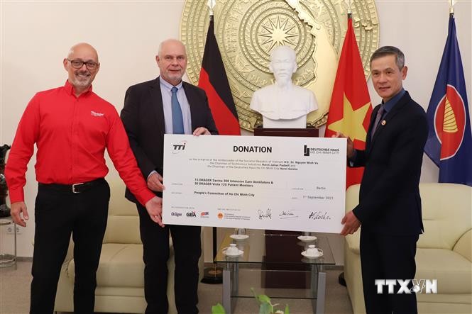 德国友人向越南捐赠近80亿越盾的医疗设备