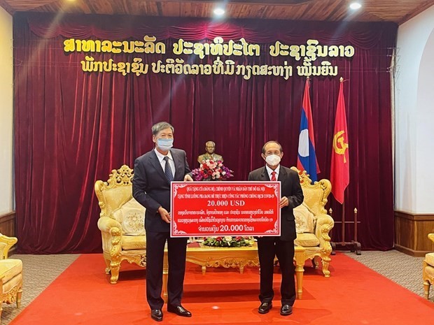首都河内捐赠款项支持老挝琅勃拉邦省抗击疫情