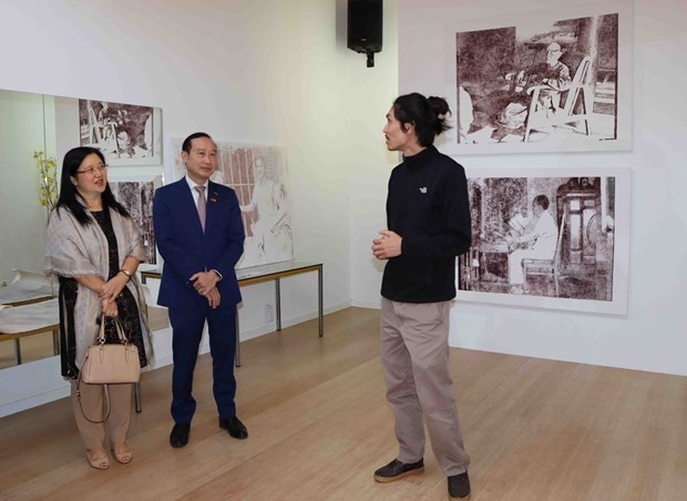 越裔画家在比利时举行饮水思源画展