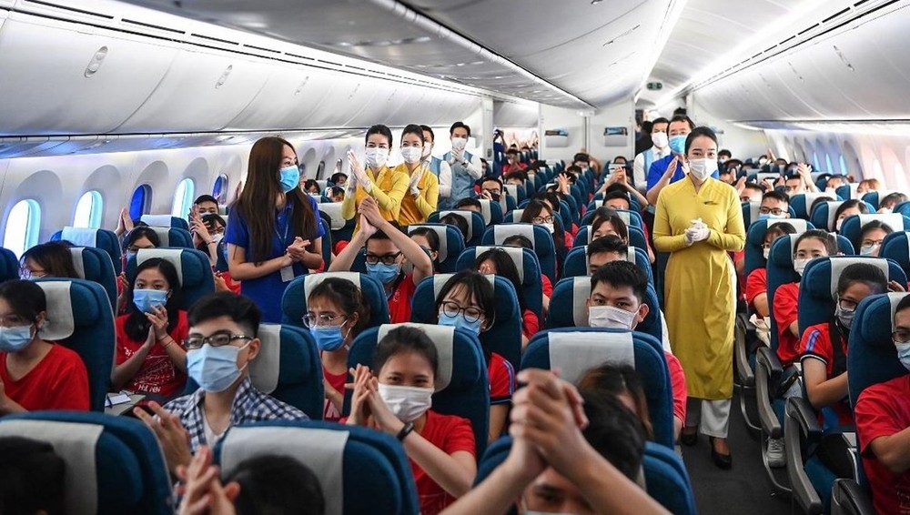 河内医科大学志愿者完成抗疫任务后乘坐越航飞机返回首都