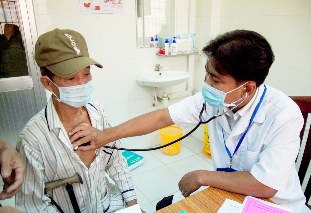 高棉族医生全心全意为人民健康保驾护航
