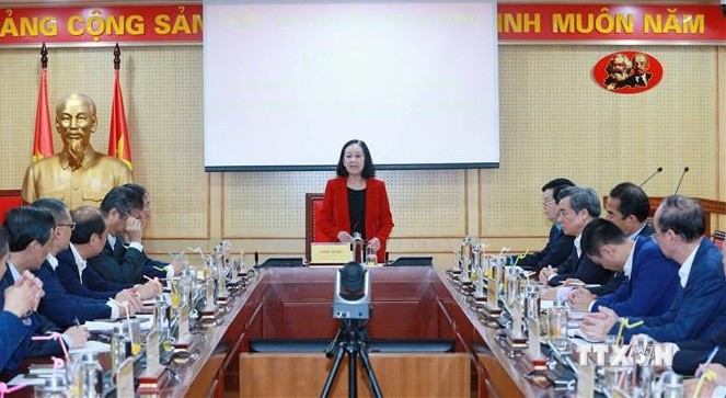 越共中央组织部部长张氏梅会见接任前的驻外大使和总领事