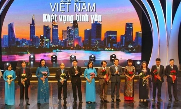 “渴望安宁之越南”——表彰疫情防控一线工作人员的感恩晚会