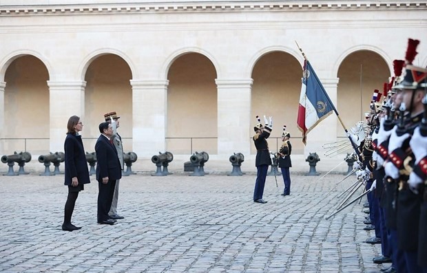 越南政府总理范明政一行欢迎仪式在法国巴黎荣军院举行