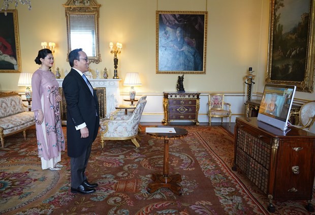 越南驻英国大使阮黄龙向英国女王伊丽莎白二世递交国书