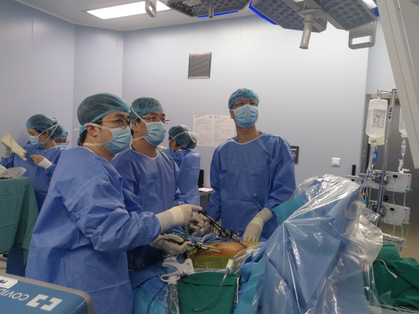 越南首例活体肝脏捐赠移植微创手术成功实施