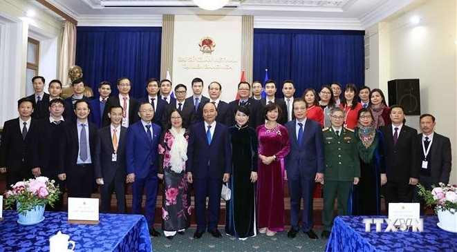 国家主席阮春福会见越南驻俄罗斯大使馆干部和工作人员