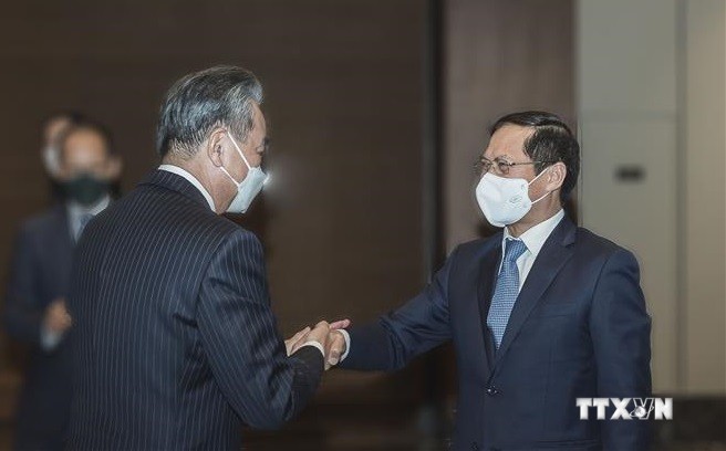 越南外交部部长裴青山与中国外交部长王毅举行会谈