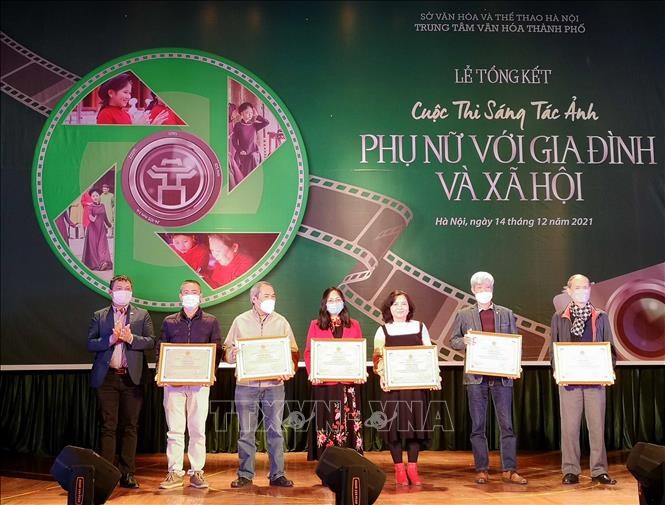 越南通讯社记者在“妇女与家庭和社会”摄影比赛获奖