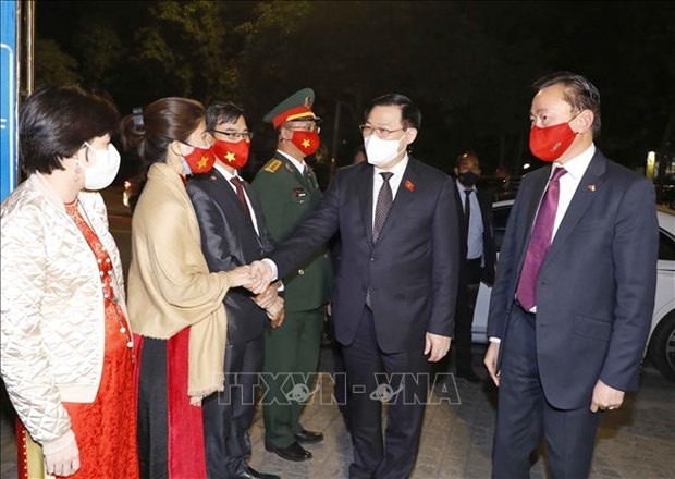 国会主席王廷惠看望越南驻印度大使馆和旅印越南人代表
