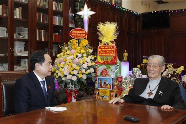 国会副主席陈青敏在胡志明市和前江省开展圣诞节和元旦节走访慰问活动