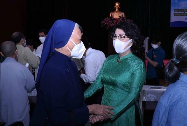 胡志明市感谢在新冠肺炎患者救治医院进行援助的宗教界志愿者