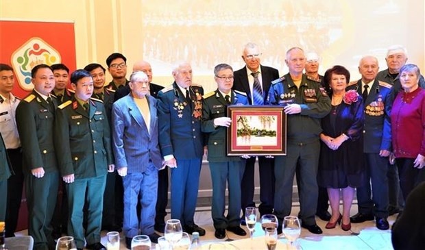 旅俄圣彼得堡市越南人对俄罗斯援越军事专家表达感恩