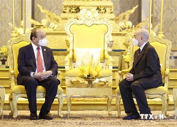 越南国家主席阮春福会见柬埔寨国王诺罗敦·西哈莫尼