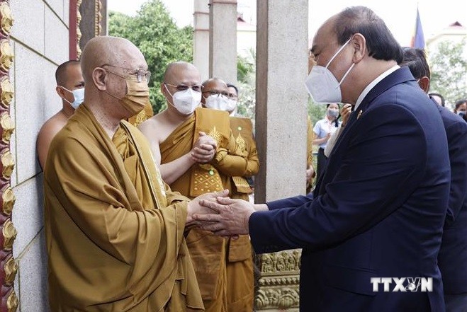 越南国家主席阮春福走访慰问柬埔寨两位僧王