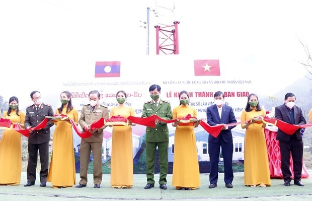 越南公安部向老挝公安部移交第一个村公安派出所办公室