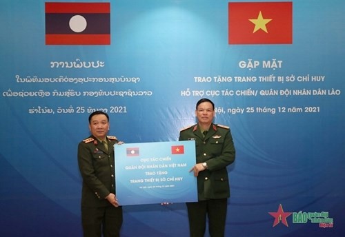 向老挝人民军作战局和柬埔寨皇家军队作战局赠送支持指挥所装备