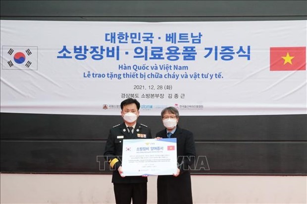 韩国向越南捐赠8辆救护车和医疗防疫物资