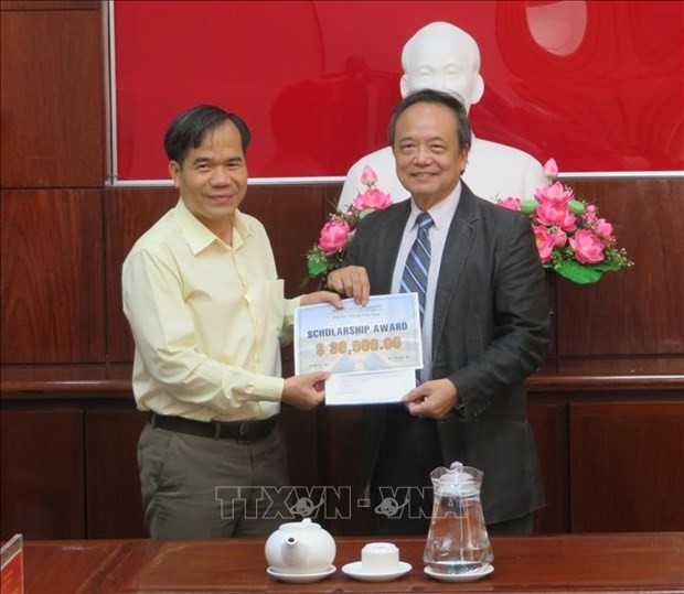 越南美国大学与芹苴市促进高素质人力资源培训合作