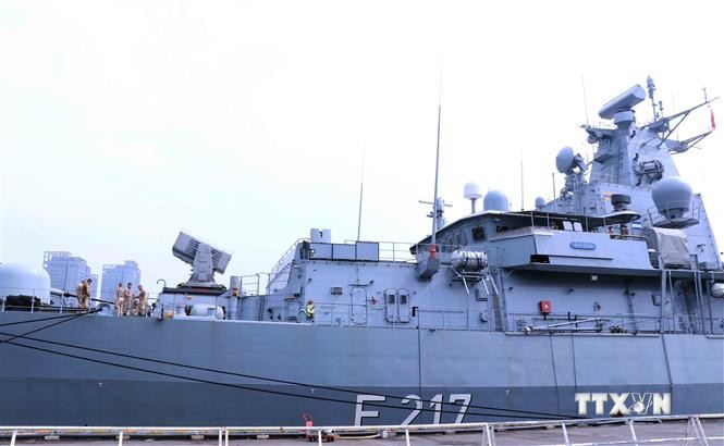 德国海军护卫舰“FGS拜仁”首次对越南进行友好访问