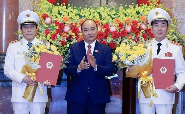 阮春福向晋升上将军衔的两位公安副部长颁发决定书