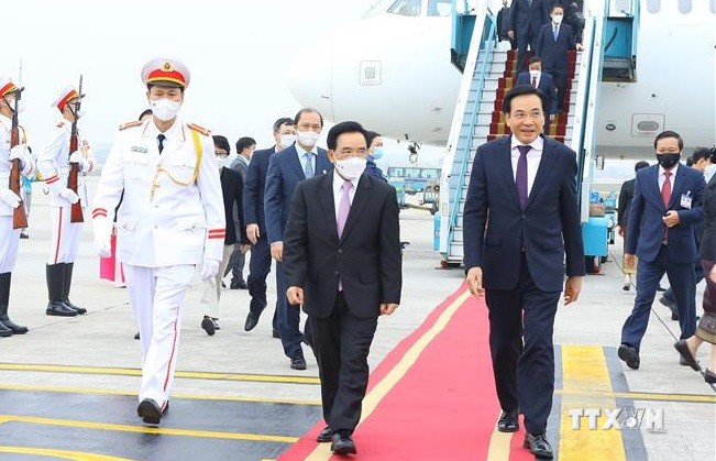 老挝政府总理潘坎·维帕万抵达河内 开始对越南进行正式访问