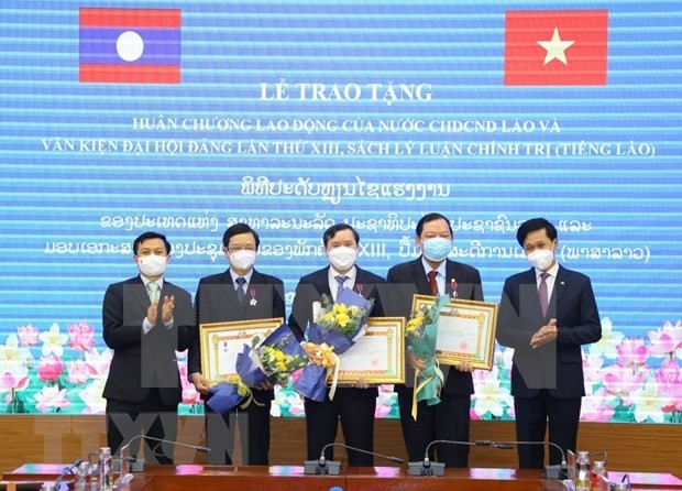 老挝向越南干部和专家授予劳动勋章