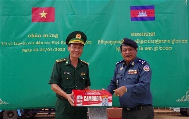 柬埔寨特本克蒙省向西宁省武装力量致以新春祝福