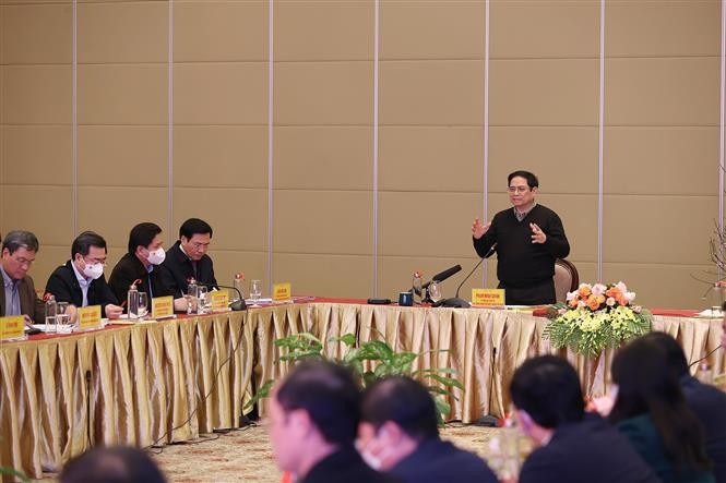 越南政府总理范明政视察东部北-南高速公路项目施工进度