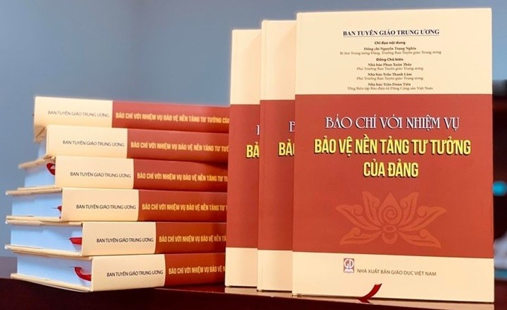 《维护越南共产党的思想基础》书柜正式亮相