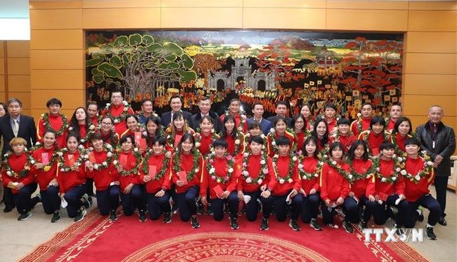 越南国家女足载誉而归 越南国会主席王廷惠予以祝贺