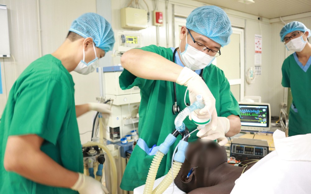 2·27越南医师节：越南蓝色贝雷帽医生成功为联合国工作人员进行手术