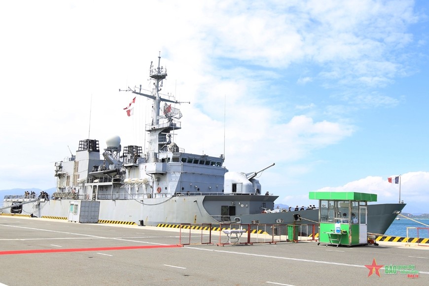  法国海军巡防舰“葡月号”访问庆和省