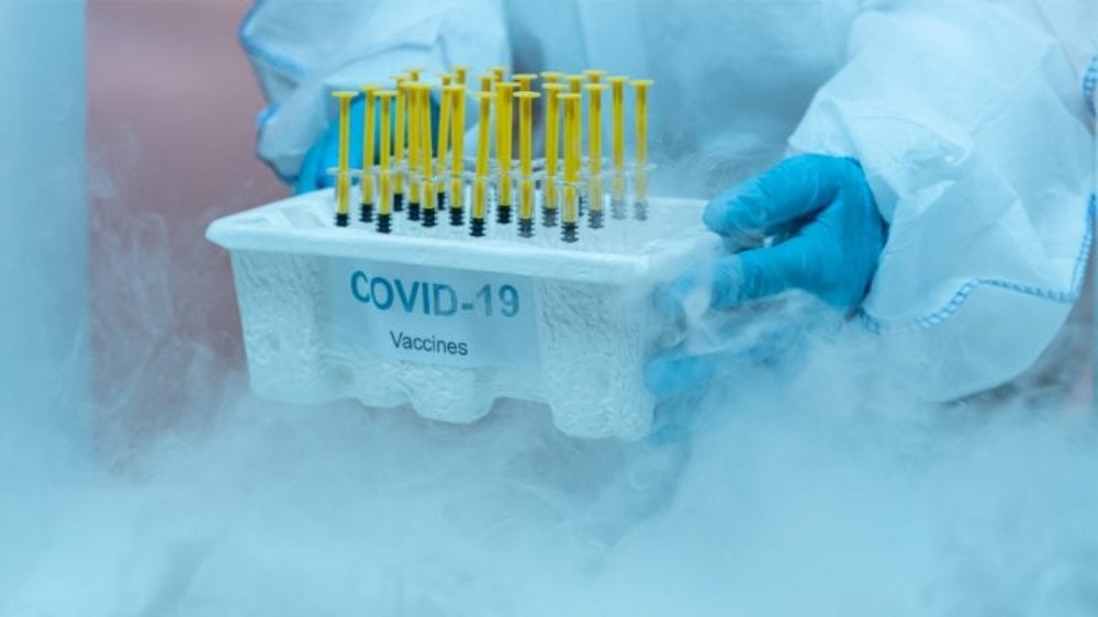 越南卫生部接收美国国防部捐赠的新冠疫苗深度冷冻冰柜