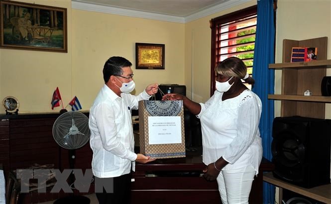 越南驻古巴大使馆向古巴多所以越南人物命名的学校赠送礼物
