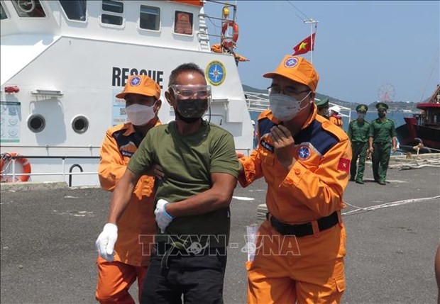 第四区越南海事搜救协调中心及时将一名患病外籍船员送上岸就医