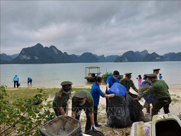 广宁省青年携手清理海洋环境