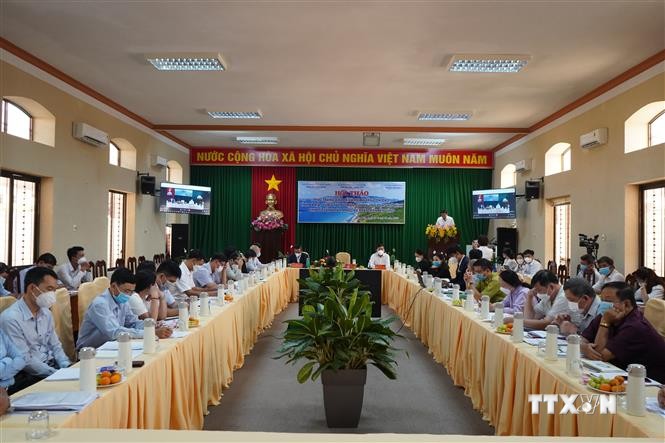 越南国会主席同胡志明市市委常委举行工作会议