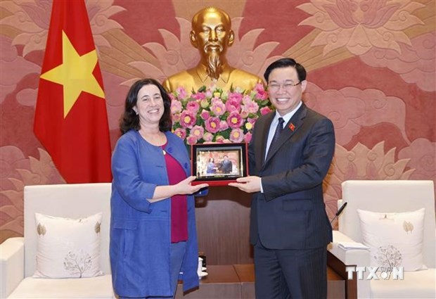 越南国会主席王廷惠会见世行东亚与太平洋地区副行长
