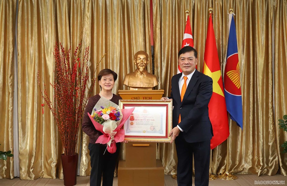越南向新加坡驻越南前大使授予友谊勋章