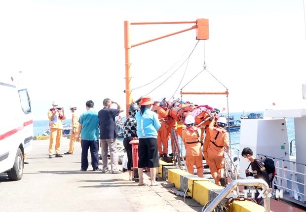 岘港市：将海上遇险船员安全送上岸就医